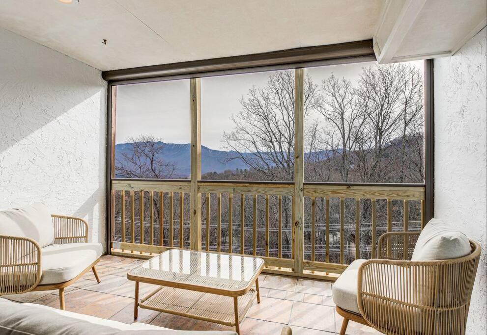 فيلا Lux Retro Getaway W/ Ober & Smoky Mtn Views! جاتلينبرج المظهر الخارجي الصورة